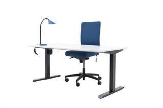 Kontorsæt med bordplade i hvid, stelfarve i sort, blå bordlampe og blå kontorstol